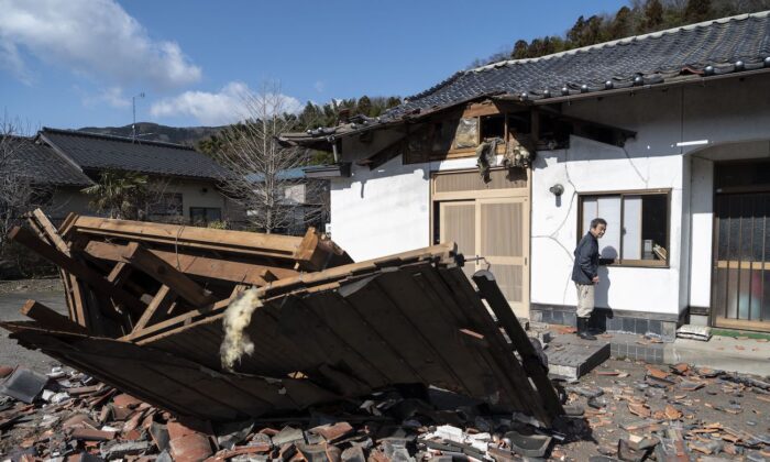 Повреждённое здание ресторана в Сироиси, префектура Мияги, 17 марта 2022 года, после землетрясения магнитудой 7,3, произошедшего накануне вечером на востоке Японии. (Charly Triballeau/AFP via Getty Images) | Epoch Times Россия