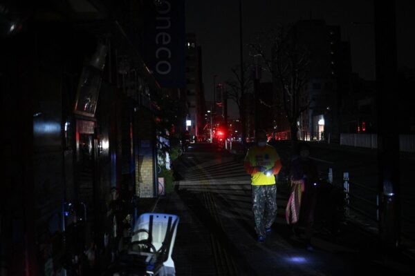 Жилой район во время отключения электричества в районе Кото в Токио рано утром 17 марта 2022 года после мощного землетрясения магнитудой 7,4, потрясшего восточную часть Японии. (Philip Fong/AFP via Getty Images)