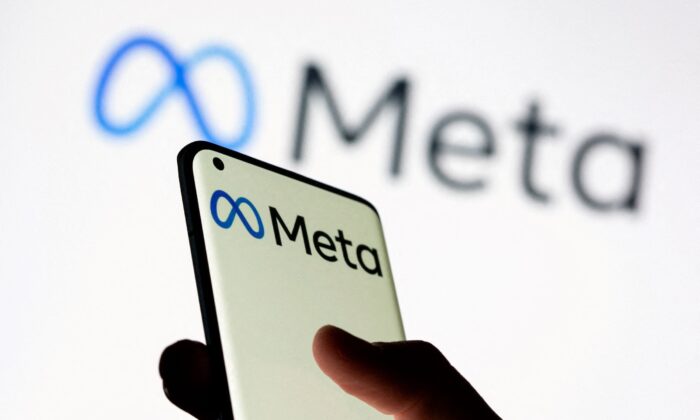 Женщина держит смартфон с логотипом Meta перед изображением нового ребрендингового логотипа Facebook Meta на этой иллюстрации, сделанной 28 октября 2021 года. (Dado Ruvic/Illustration/Reuters) | Epoch Times Россия