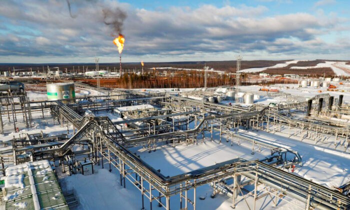Установка на Ярактинском нефтяном месторождении, принадлежащая Иркутской нефтяной компании, в Иркутской области, Россия, 10 марта 2019 года. Фото:VasilyFedosenko/Reuters | Epoch Times Россия