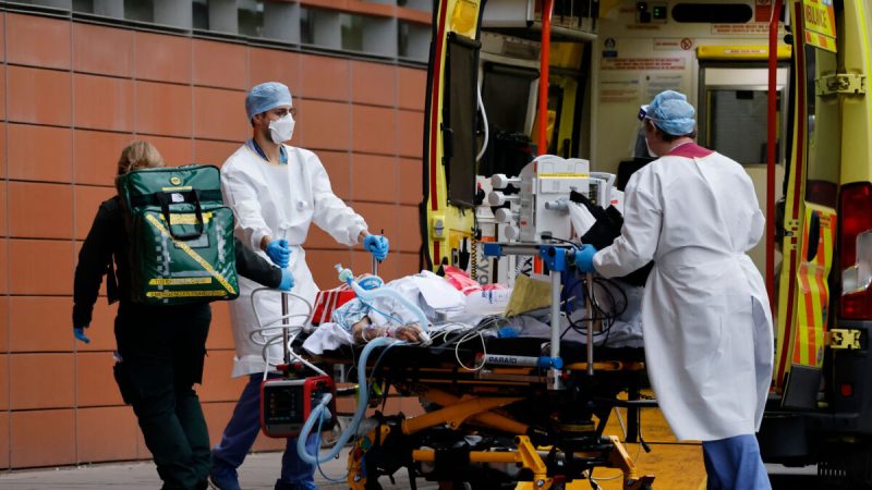 Медики забирают пациента из машины скорой помощи в Королевскую лондонскую больницу в Лондоне 19 января 2021 года. Фото: Tolga Akmen/AFP via Getty Images  | Epoch Times Россия