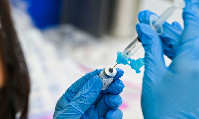 Медицинский работник наполняет шприц вакциной Pfizer против COVID-19. Фото: Robyn Beck/AFP via Getty Images
 | Epoch Times Россия
