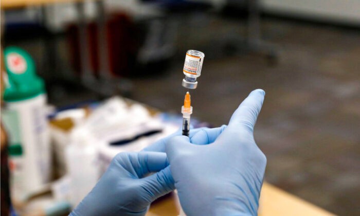 Медсестра готовит вакцину от COVID-19 компании Pfizer в Саутфилде, штат Мичиган, 5 ноября 2021 года. Фото: Jeff Kowalsky/AFP via Getty Images | Epoch Times Россия