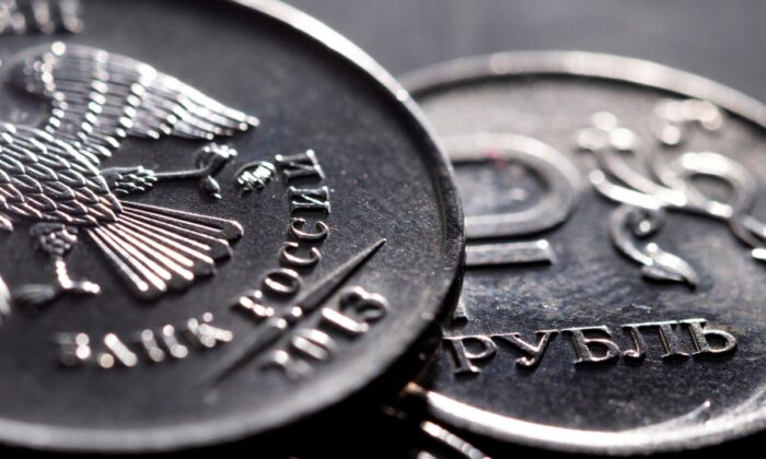 Российские рублёвые монеты, сделанные 24 февраля 2022 года. (Dado Ruvic/Illustration/Reuters)
 | Epoch Times Россия