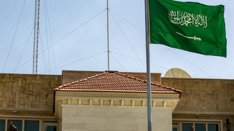 Флаг Саудовской Аравии развевается над консульством Саудовской Аравии в Багдаде, Ирак, 4 апреля 2019 года. Фото: AhmadAl-Rubaye/AFPviaGettyImages
 | Epoch Times Россия