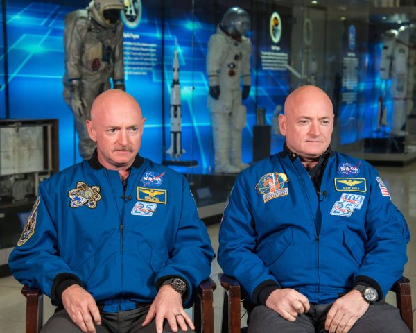  Марк Келли (слева) и брат-близнец Скотт Келли (справа) после завершения эксперимента НАСА с близнецами. (Image via NASA)