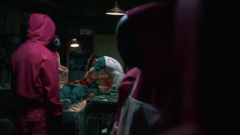 В одном из побочных сюжетов сериала «Игра кальмаров» у мёртвых участников игры извлекают органы. (Image: viaNetflix) | Epoch Times Россия