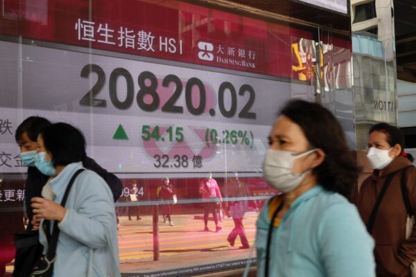 Электронное табло банка с индексом акций Гонконга на Гонконгской фондовой бирже, 9 марта 2022 года. Фото: VincentYu/AP Photo