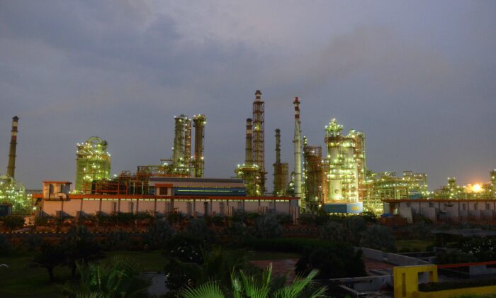 Индийский нефтеперерабатывающий завод EssarOil в деревне Вадинар, недалеко от Джамнагара, Индия, 4 октября 2016 года.Фото: SamPanthaky/AFP/GettyImages | Epoch Times Россия