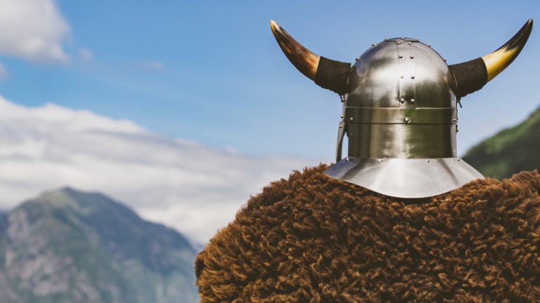 Шлем викинга на фоне фьорда. (Image: Anetlanda via Dreamstime)
