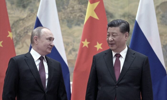 Президент России Владимир Путин (слева) и китайский лидер Си Цзиньпин во время встречи в Пекине 4 февраля 2022 года.(AlexeiDruzhinin/Sputnik/AFP viaGettyImages) | Epoch Times Россия