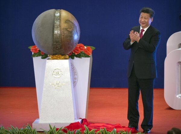 Китайский лидер Си Цзиньпин на церемонии открытия AБИИ в Пекине 16 января 2016 года. (Mark Schiefelbein/Pool/AP Photo)
