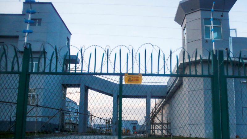 Ограждение по периметру вокруг так называемого центра профессионального образования в Дабаньчэне в Синьцзян-Уйгурском автономном районе, Китай, 4 сентября 2018 г. (ThomasPeter/Reuters)  | Epoch Times Россия