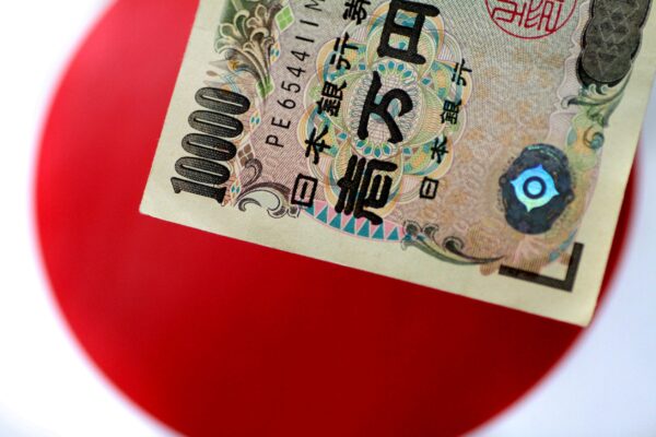 Банкнота японской иены на фотографии, сделанной 1 июня 2017 года. (Thomas White/Illustration/Reuters)