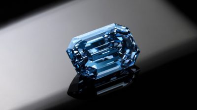 Голубой бриллиант за $57,5 млн продали на аукционе в Гонконге