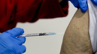 Мужчина в Германии сделал 90 прививок от COVID-19, чтобы продать поддельные сертификаты