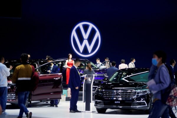  Стенд Volkswagen во время медиа-дня выставки Auto Shanghai 19 апреля 2021 года. (Aly Song/Reuters)