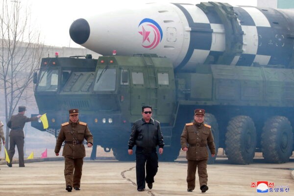 Лидер Северной Кореи Ким Чен Ын отходит от межконтинентальной баллистической ракеты «нового типа», как сообщают государственные СМИ, на этой недатированной фотографии, опубликованной 24 марта 2022 года Центральным информационным агентством Северной Кореи (KCNA). (KCNA via Reuters)
