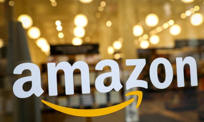 Логотип Amazon на двери розничного магазина Amazon Books в Нью-Йорке, 14 февраля 2019 года. (Brendan McDermid/Reuters)
 | Epoch Times Россия