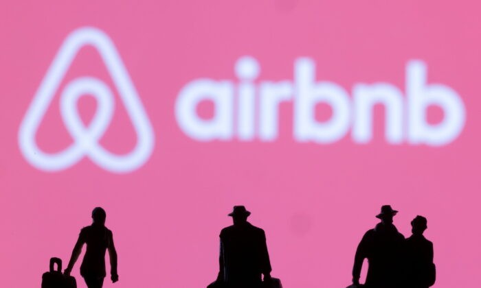 Фигурки на фоне логотипа Airbnb на этой иллюстрации, сделанной 27 февраля 2022 года. (Dado Ruvic/Illustration/Reuters)
 | Epoch Times Россия