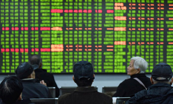 Инвесторы перед экраном с информацией об акциях в брокерской конторе в Ханчжоу, провинция Чжэцзян, Китай, 3 февраля 2020 г. (China Daily via Reuters)
 | Epoch Times Россия