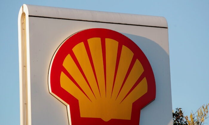 Вывеска заправочной станции Shell в Милтон-Кинсе, Великобритания, 5 января 2022 года. (Andrew Boyers/Reuters) | Epoch Times Россия