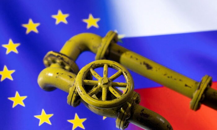 Трубы для природного газа, напечатанные на 3D-принтере, размещены на выставленных флагах ЕС и России. (Dado Ruvic/Reuters) ic | Epoch Times Россия