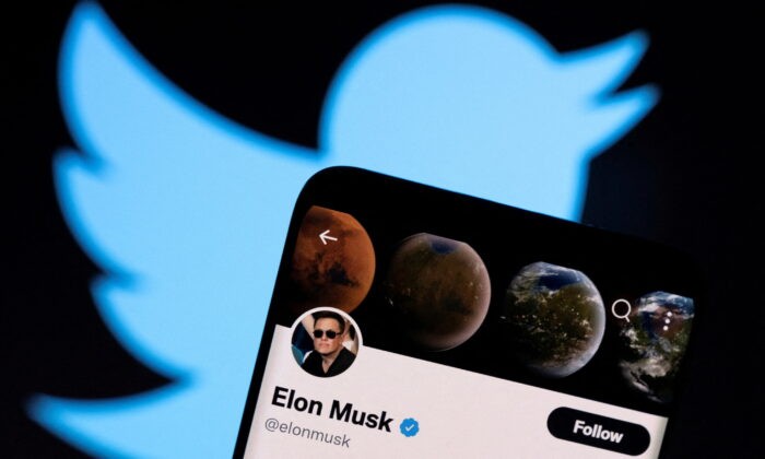 Аккаунт Илона Маска в Twitter на смартфоне перед логотипом Twitter на фотографии от 15 апреля 2022 года. Фото: Dado Ruvic/Illustration/Reuters | Epoch Times Россия