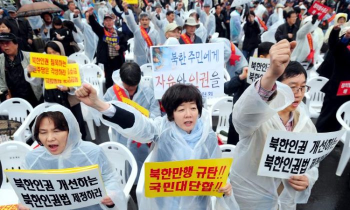 Южнокорейские протестующие во время митинга против режима Северной Кореи в Сеуле 26 апреля 2011 года. Плакаты гласят: «Свобода и права человека для северокорейского народа». (Ji-Hwan Park/AFP/Getty Images)
 | Epoch Times Россия
