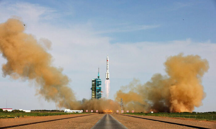 Ракета «Великий поход-2F» с китайским пилотируемым космическим кораблём «Шэньчжоу-10» стартует с площадки в центре запуска спутников Цзюцюань 11 июня 2013 года в городе Цзюцюань, провинция Ганьсу, Китай. Фото: ChinaFotoPress/ GettyImages
 | Epoch Times Россия