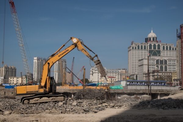 В 2021 году спрос на землю в Китае упал, соответственно, сократились и доходы от продаж. Некоторые провинции и города Китая урезали зарплаты госслужащим. (Nicolas Asfouri/AFP/Getty Images)
