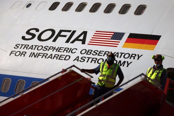Летающая обсерватория НАСА, модифицированный самолёт Boeing 747SP, SOFIA, Стратосферная обсерватория для инфракрасной астрономии, демонстрируется представителям СМИ в международном аэропорту Сантьяго, Чили, 31 марта 2022 года. (Ivan Alvarado/Reuters)