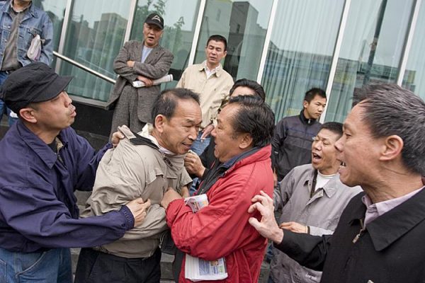  Последователь Фалуньгун Эдмонд Эр подвергся нападению в Нью-Йорке в мае 2008 года. (The Epoch Times)