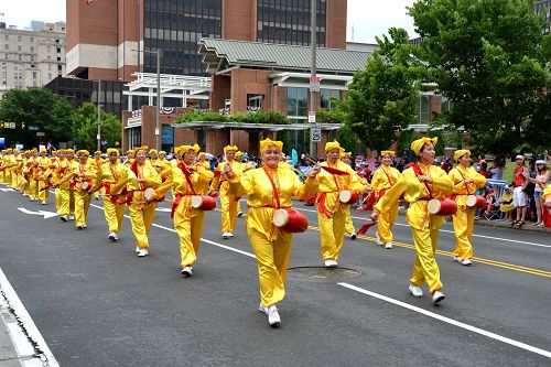 Группа барабанщиков Фалунь Дафа из Нью-Йорка выступила на параде в Филадельфии в 2014 году. (via Minghui.org)