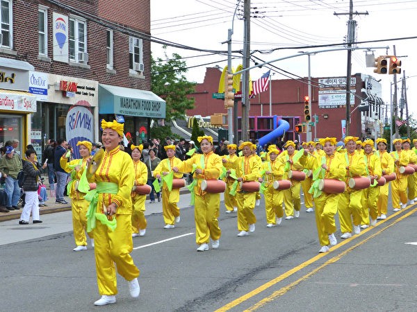 Нью-йоркская группа барабанщиков Фалунь Дафа выступила на ежегодном танцевальном параде в Нью-Йорке в 2017 году. (via Epoch Times)