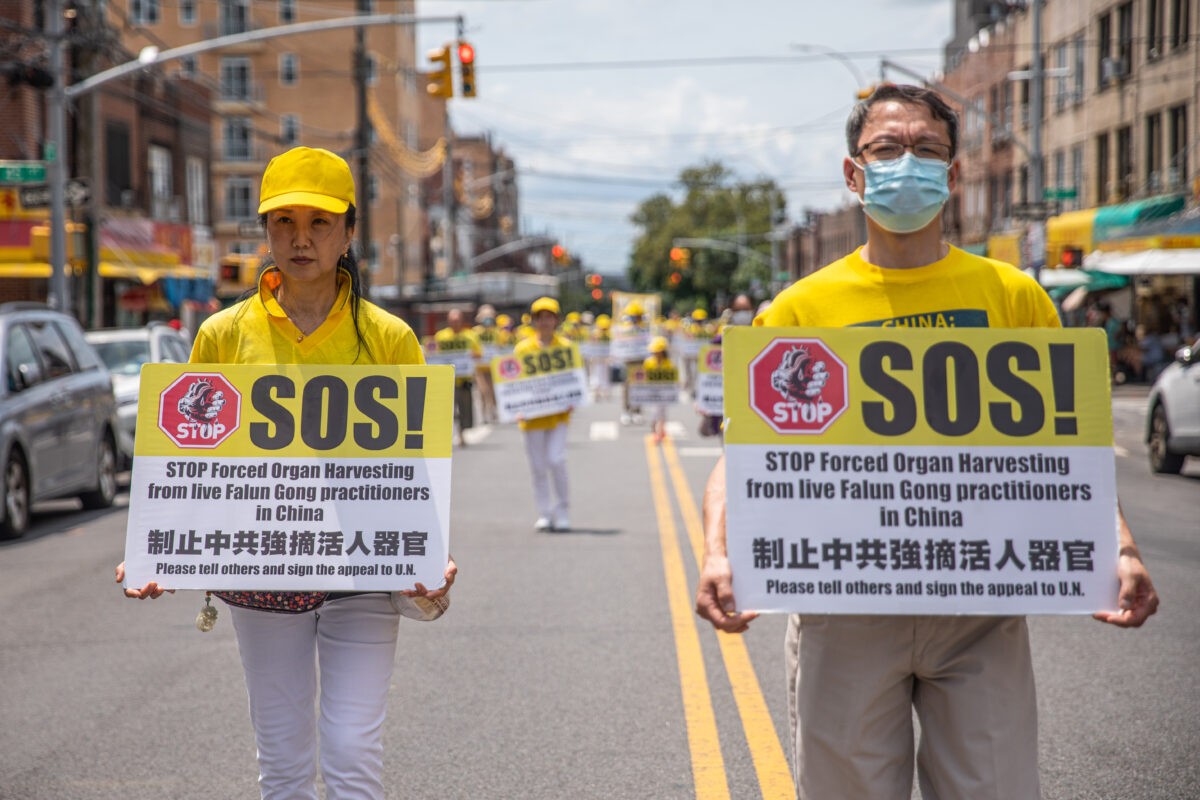 Последователи Фалуньгун принимают участие в параде, посвященном 22-му году преследования Фалуньгун в Китае, в Бруклине, штат Нью-Йорк, 18 июля 2021 года. Фото: Chung I Ho/The Epoch Times