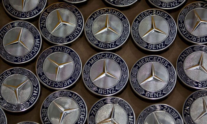 Логотипы Mercedes-Benz видны на сборочном заводе компании в Чакане, недалеко от Пуны, Индия, 11 июня 2015 года. (Danish Siddiqui/Reuters) | Epoch Times Россия