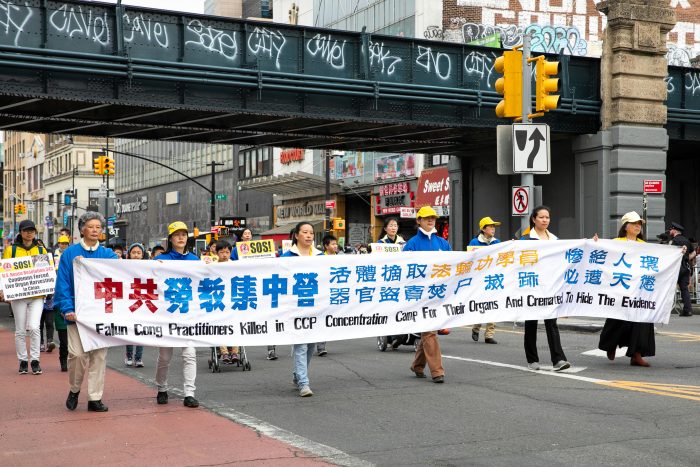 2000 человек вышли на парад в Нью-Йорке в память об исторической апелляции в Пекине