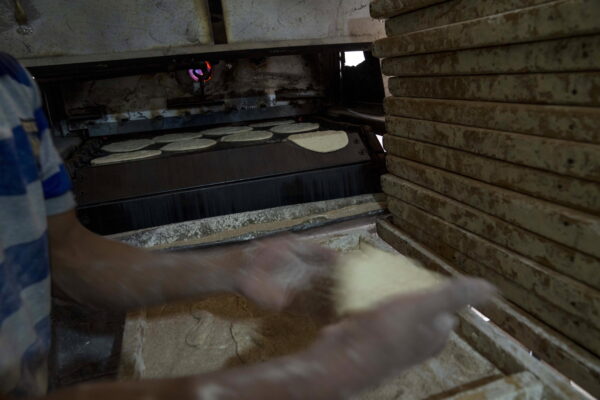 Фото: Пекарь готовит традиционные египетские лепёшки в пекарне в Каире, 2 марта 2022 года. (Nariman El-Mofty/AP Photo)
