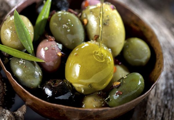 Высококлассное оливковое масло стоит недешево, и им следует наслаждаться по максимуму. (New Africa/Shutterstock)