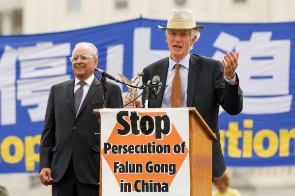  Дэвид Килгур (справа) на митинге после получения награды «Друзья Фалуньгун в области прав человека» от исполнительного директора организации Алана Адлера (слева) 20 июня 2018 года в Вашингтоне. (Samira Bouaou/The Epoch Times)