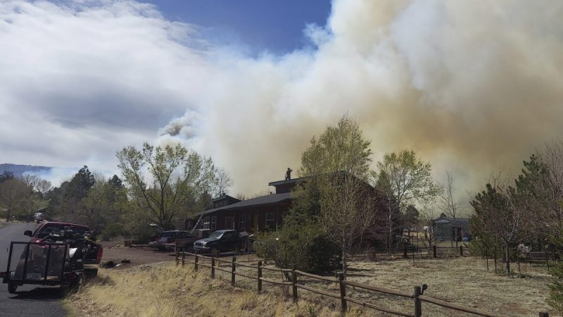 Дым от лесного пожара поднимается над районами на окраине Флагстаффа, штат Аризона, 19 апреля 2022 года. Фото: SeanGolightly/ArizonaDailySunviaAP  | Epoch Times Россия