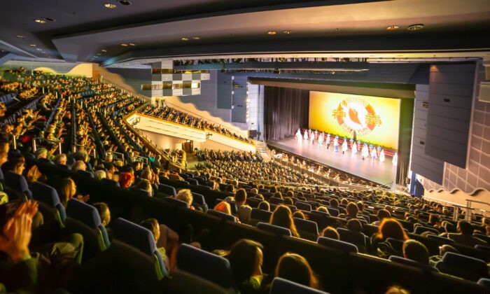 Shen Yun Performing Arts начинают своё выступление в ICC в Бирмингеме, Великобритания, 2 апреля 2022 г. (NTD)  | Epoch Times Россия