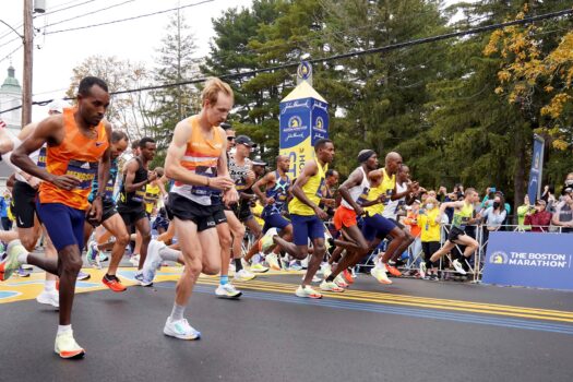 Бегуны на стартовой линии 125-го Бостонского марафона в Хопкинтоне, штат Массачусетс, 11 октября 2021 года. Фото: MarySchwalm/AP Phot