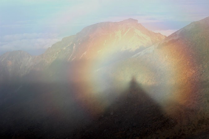 Призрак Брокен на горе Онтакэ в префектуре Нагано, Япония. Броккенские призраки — это тени, окружённые радужным светом, которые навязчиво появляются в горах. (Wikimedia Commons) | Epoch Times Россия