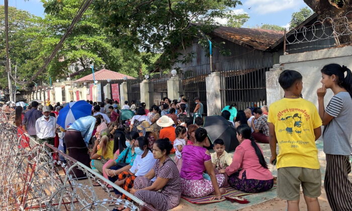 Тюрьма Инсейн: люди ждут освобождения членов своих семей, арестованных в связи с протестами против государственного переворота, в Янгоне, Бирма, 17 апреля 2022 года. Фото: Assistance Association for Myanmar-Based Independent Journalists/Handout via Reuters | Epoch Times Россия