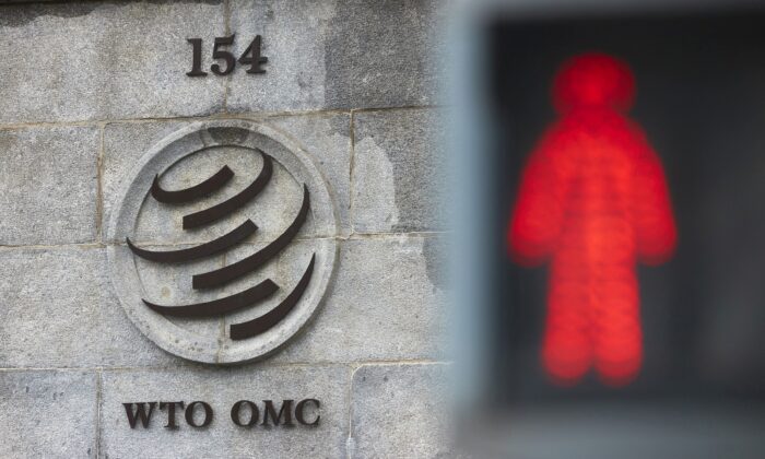 Логотип на здании Всемирной торговой организации в Женеве, Швейцария, 15 июля 2021 года. (Denis Balibouse/Reuters) | Epoch Times Россия