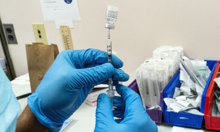 Фармацевт готовит дозу вакцины в пункте вакцинации COVID-19 в Нью-Йорке 24 февраля 2021 года. (AP Photo/Mary Altaffer) | Epoch Times Россия