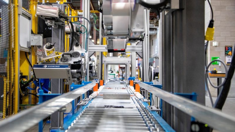 Автоматизированная упаковочная линия Promation, компании по производству робототехники и автоматизации в Оквилле, Онтарио, Канада, 12 марта 2021 года. (Carlos Osorio/Reuters)  | Epoch Times Россия
