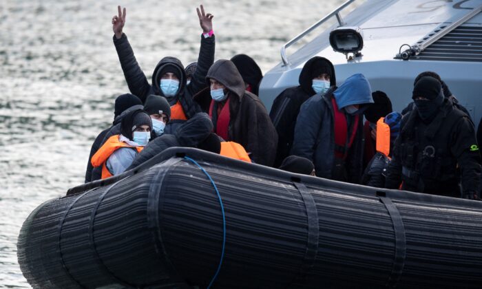 Нелегальные иммигранты на борту судна пограничных сил Великобритании HMC Speedwell после того, как их подобрали в море и доставили в Дувр, юго-восточная Англия, 21 декабря 2021 года. (Ben Stansall/AFP via Getty Images) | Epoch Times Россия